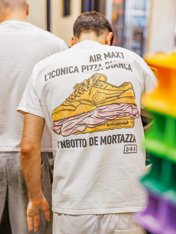 T-shirt design featuring a yellow sneaker with a sandwich illustration, captioned "L'iconica pizza bianca" and "C'nbotto d...